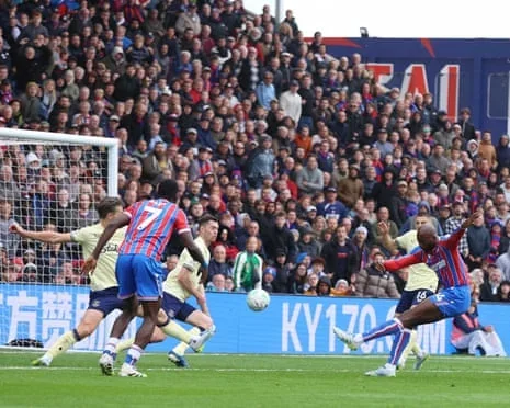 Jean-Philippe Mateta lets fly with his left foot to make it 2-2 against Everton
