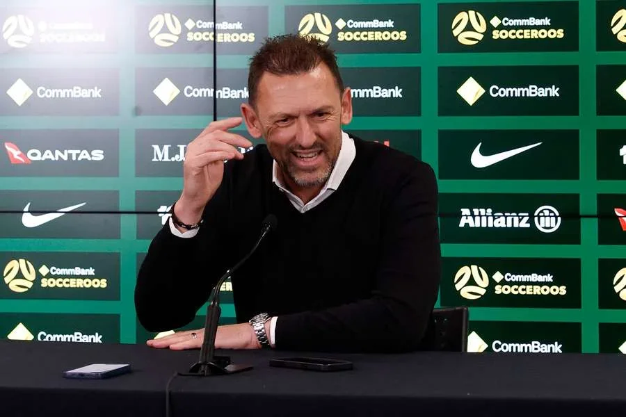 El seleccionador de los Socceroos, Tony Popovic, habla con los medios durante una rueda de prensa