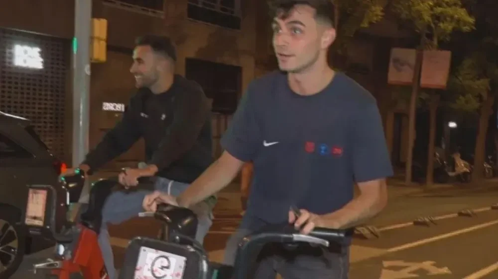 Jogadores do Barça festejarm título a andar de bicleta