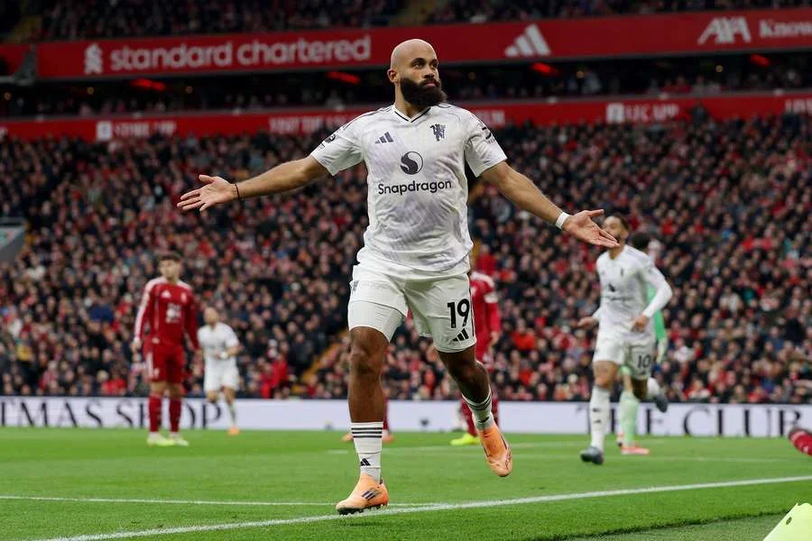 Bryan Mbeumo celebra el primer gol de su equipo durante el partido de Premier League ante Liverpool