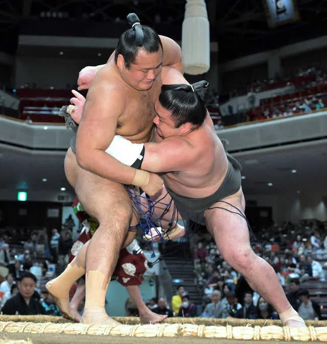 麒麟龍(右)が寄り切りで出羽大海を破る（カメラ・竹松  明季）