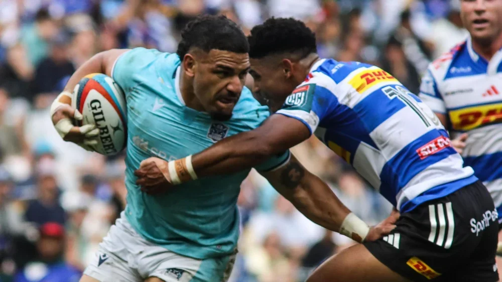 Sione Tuipulotu carries the ball for Glasgow against Stormers